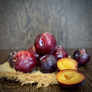 Слива красная